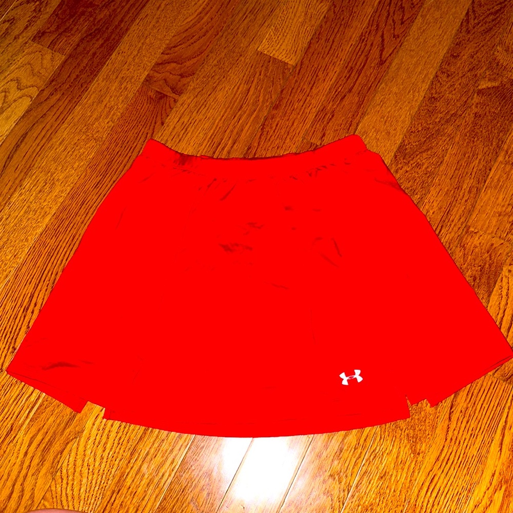 NWOT XS UNDER ARMOUR SKORT